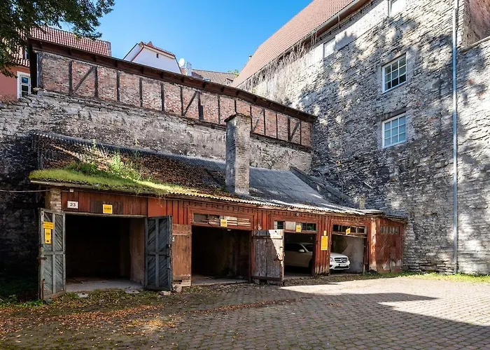 15th Century Flat With Parking, High Ceilings
