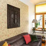 15th Century Flat With Parking, High Ceilings 公寓 *