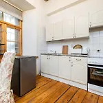 15th Century Flat With Parking, High Ceilings 公寓