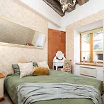 15th Century Flat With Parking, High Ceilings 公寓